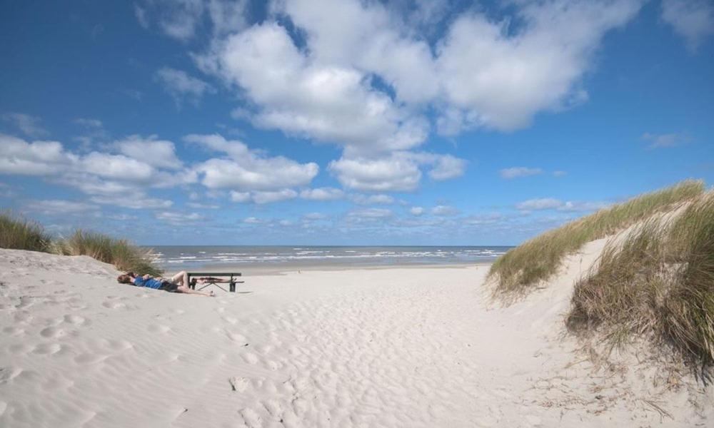 Ameland-Nes-Duinoord: Stacaravan Nes  Bagian luar foto