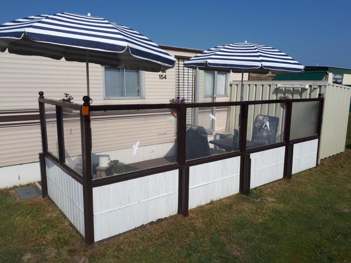 Ameland-Nes-Duinoord: Stacaravan Nes  Bagian luar foto