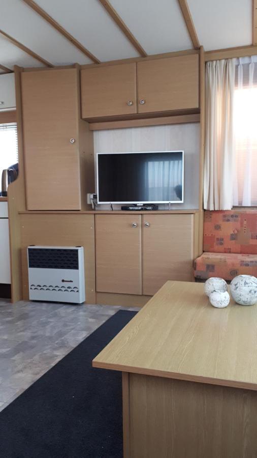 Ameland-Nes-Duinoord: Stacaravan Nes  Bagian luar foto