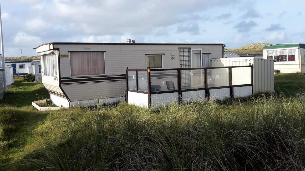 Ameland-Nes-Duinoord: Stacaravan Nes  Bagian luar foto